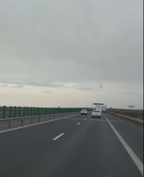 INCONŞTIENŢĂ. Maşină cu numere de Hunedoara, filmată circulând pe contrasens pe autostrada A1 Arad -Nădlac
