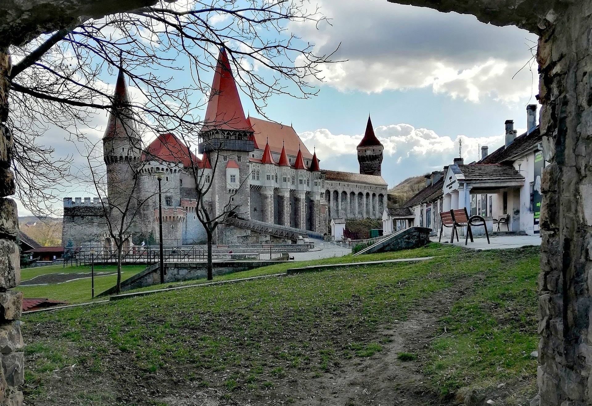 Castelul Corvinilor și „Zoo” Hunedoara, deschise de Paște. Programul de vizitare