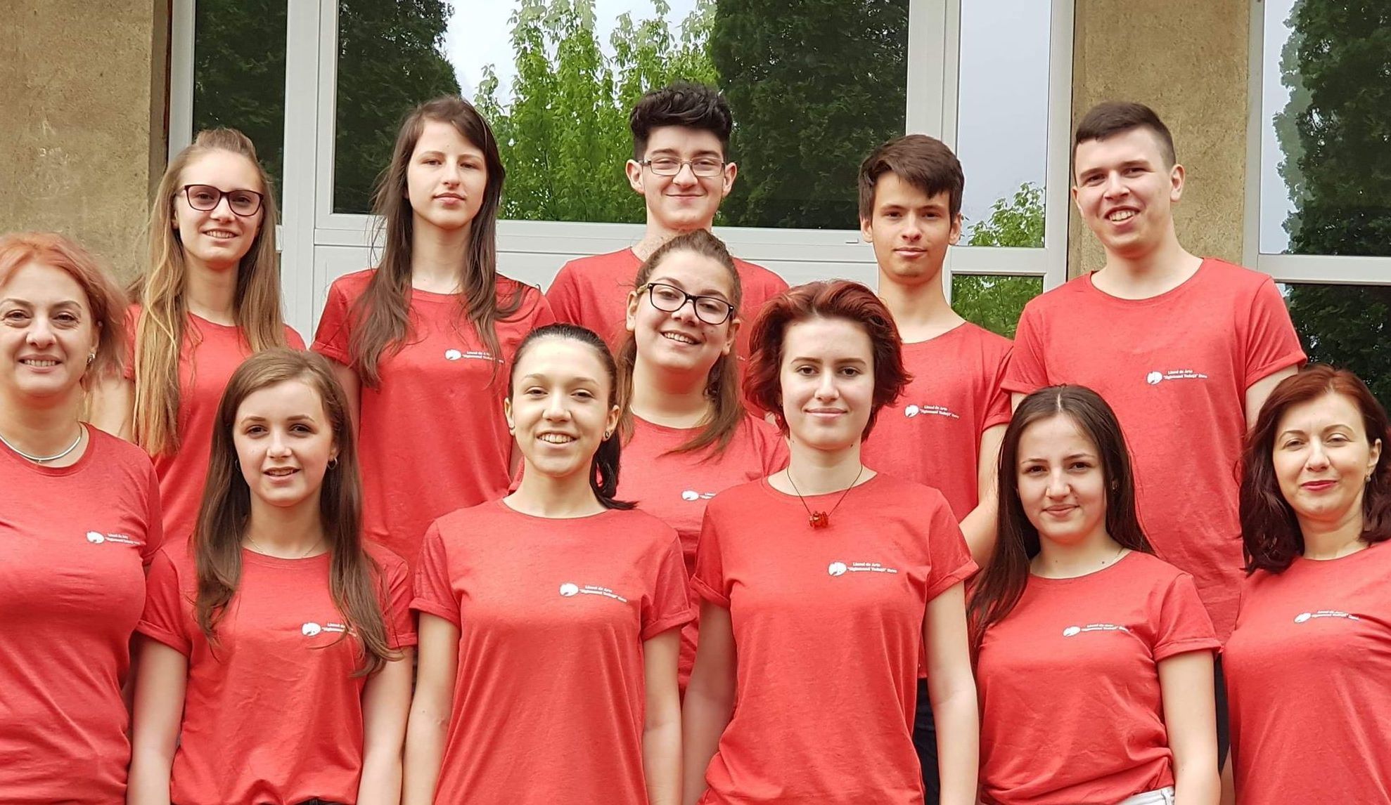 Elevii si profesorii participanti la proiect