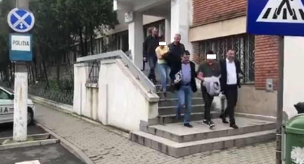 Hunedoreni reținuți de polițiștii din Arad, pentru o faptă îngrozitoare. Ar fi agresat sexual o fetiță de doar patru ani
