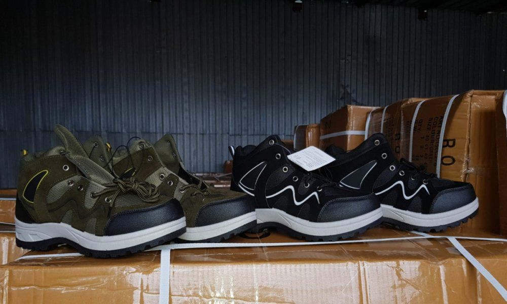 Controale la comercianţi de încălţăminte. Abateri şi în judeţul Hunedoara