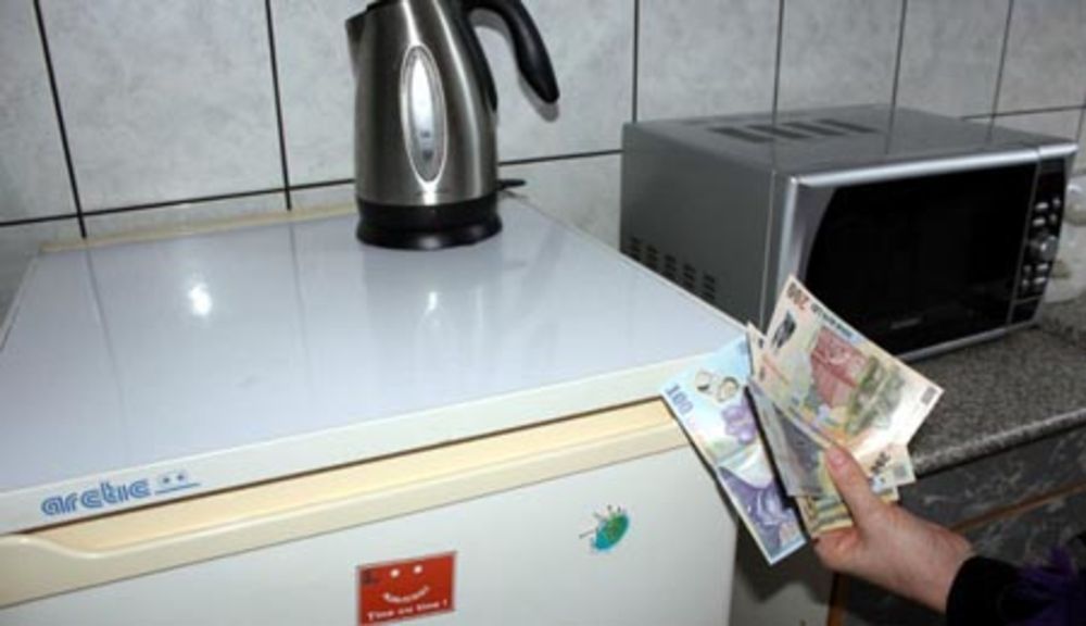 Locuitorii unui cartier din Brad s-au trezit cu aparatele din case făcute scrum, din cauza unei supratensiuni la rețeaua electrică