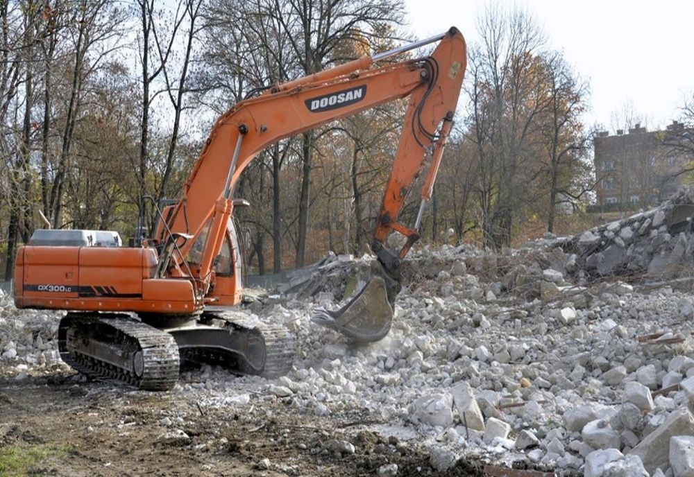 Primarul Hunedoarei, după dărâmarea clădirii din Parcul Corvin: „Suntem hotărâți să curățăm orașul de aceste ruine!”