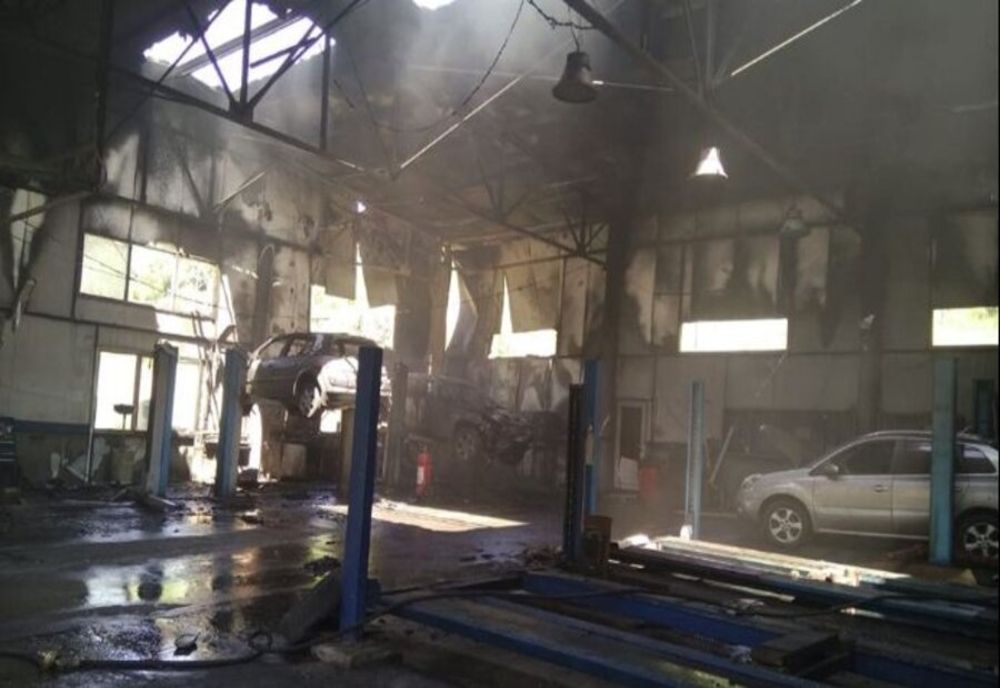 Puternic incendiu la un service auto