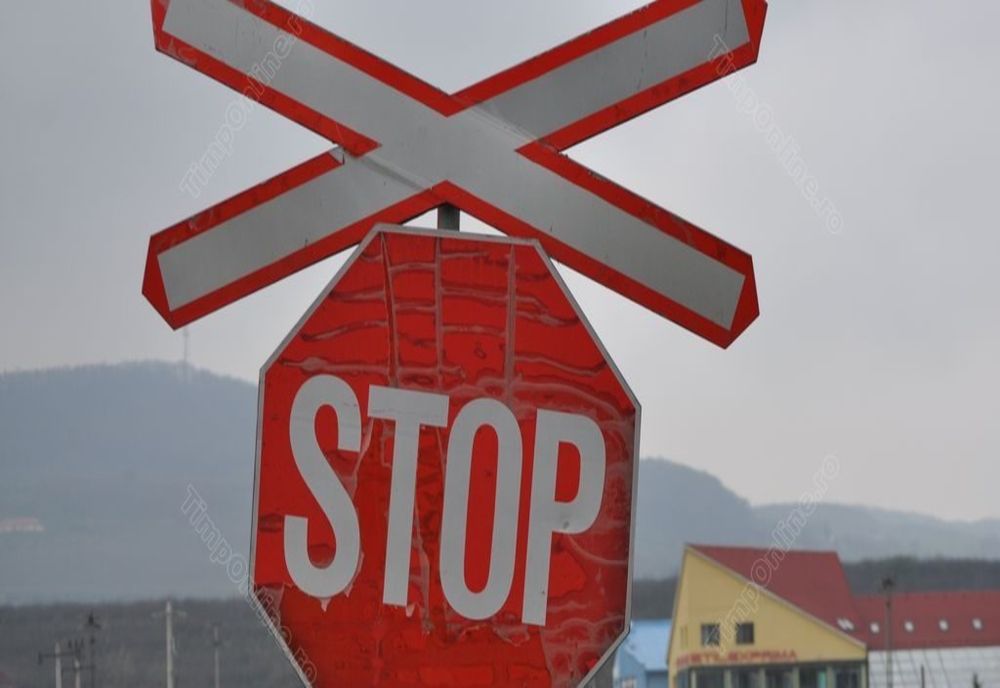 Zece treceri la nivel cu calea ferată din judeţul Hunedoara, pe lista celor care vor fi modernizate