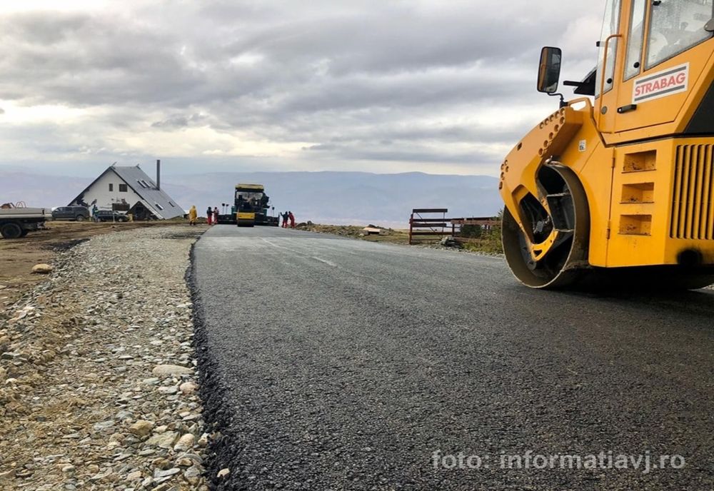 Strat de asfalt spre stațiunea montană Parâng