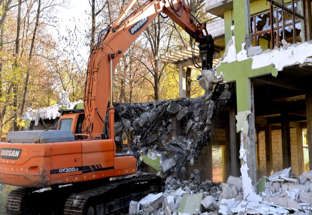 FOTO| O clădire construită ilegal în urmă cu 13 ani, din Hunedoara, pusă la pământ!