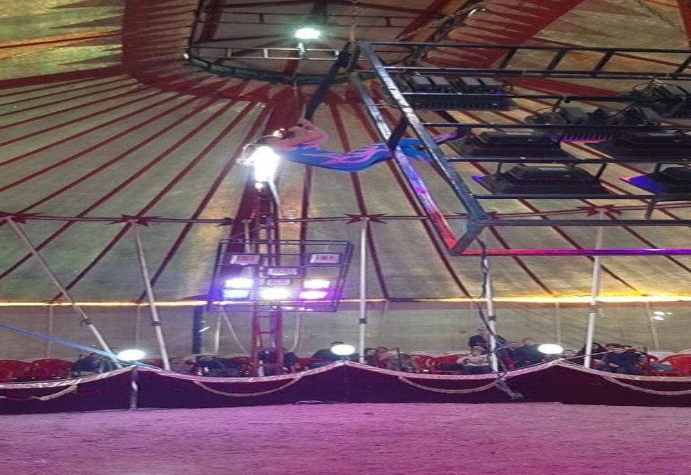 Incident grav la Hunedoara, în timpul unui spectacol de circ. O acrobată s-a accidentat după ce a căzut de la înălţime