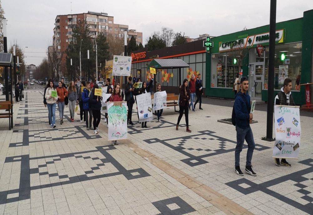 Marș pe pietonala din Hunedoara. Elevii atrag atenția cu privire la schimbările climatice