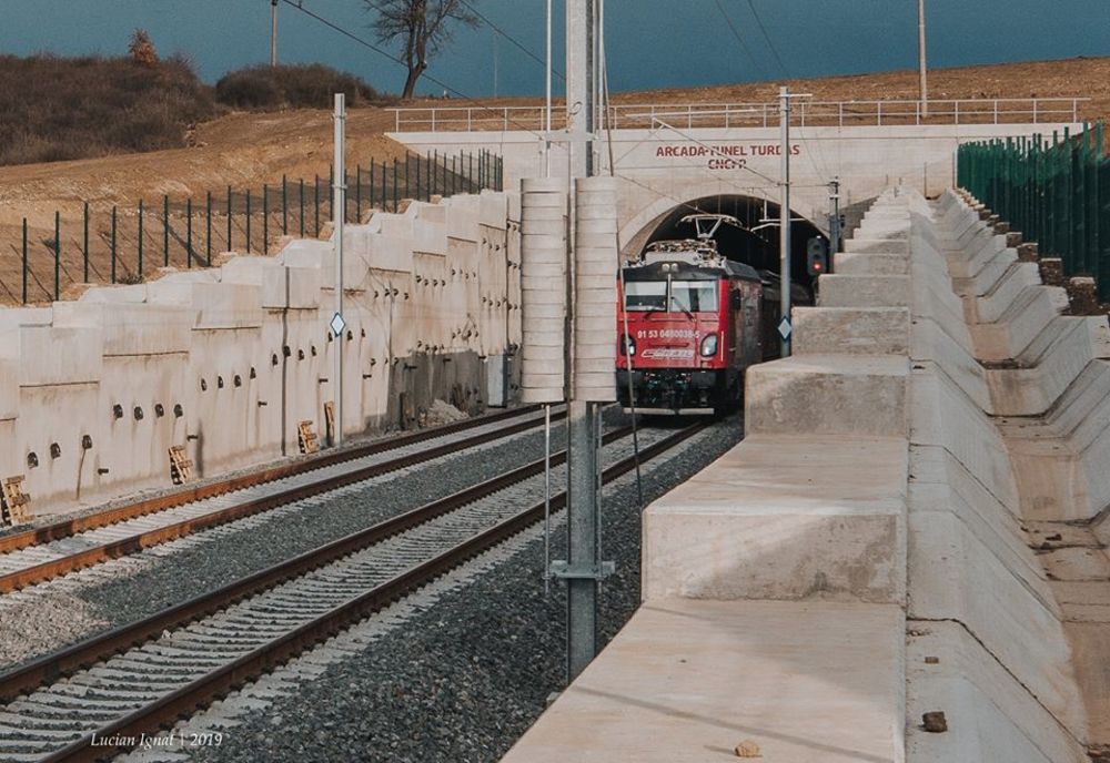 FOTO-VIDEO| Tunelul feroviar de la Turdaş, deschis circulaţiei
