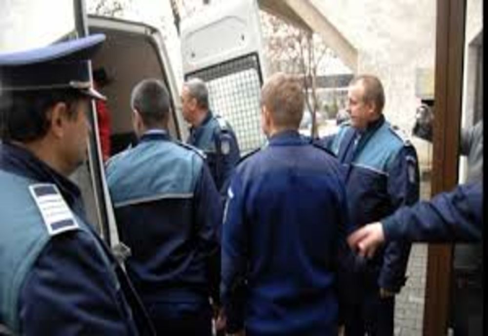 Trei tineri reținuți de polițiștii hunedoreni pentru lipsire de libertate si alte infracțiuni