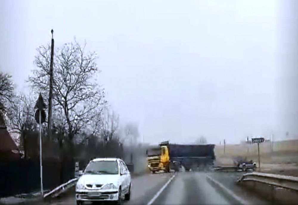 Șoferul camionului care a fost pe punctul de a provoca o tragedie pe DN 7 a fost identificat de polițiști