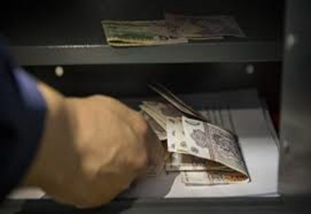 Poliţiştii petroşăneni sunt pe urmele unei persoane care a sustras din locuinţa unei femei o sumă de bani, sub pretextul prezentării unor produse de curăţat