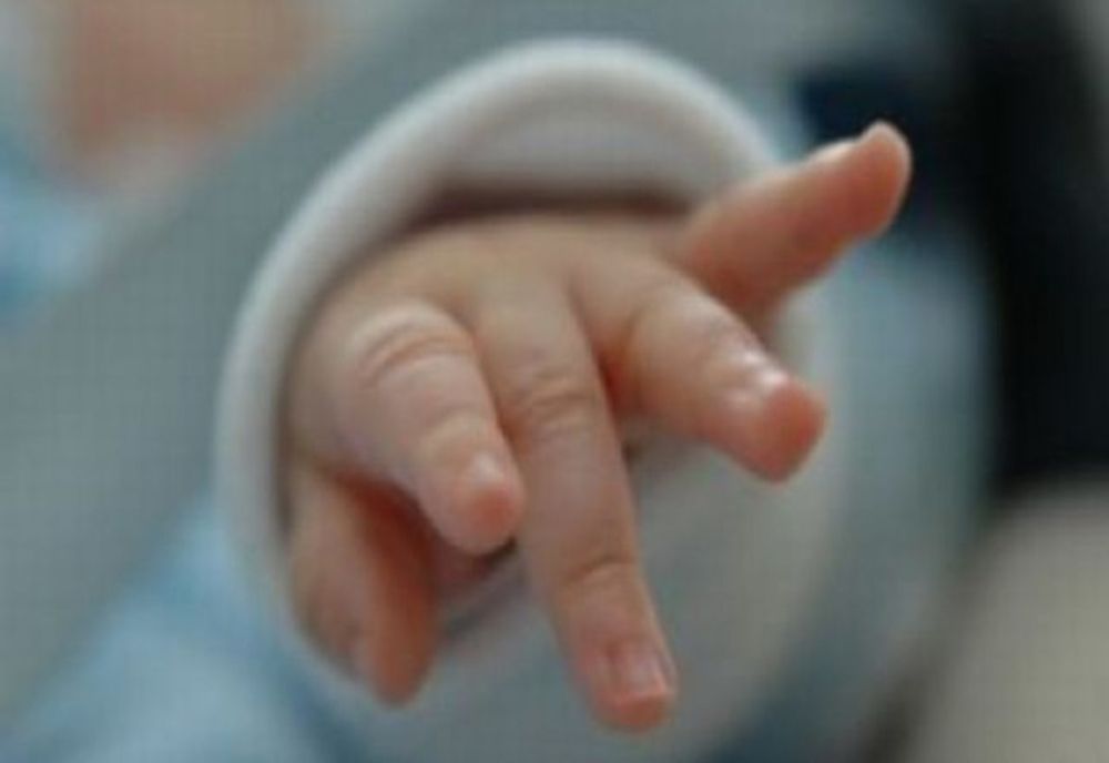Un bebeluş de trei săptămâni şi mama sa, au fost depistaţi pozitiv la testul pentru COVID-19