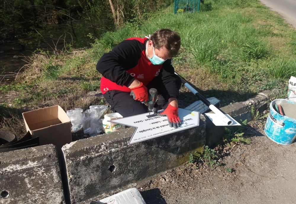 Salvamontiștii hunedoreni continuă  marcarea/remarcarea traseelor turistice în Munții Poiana Ruscă