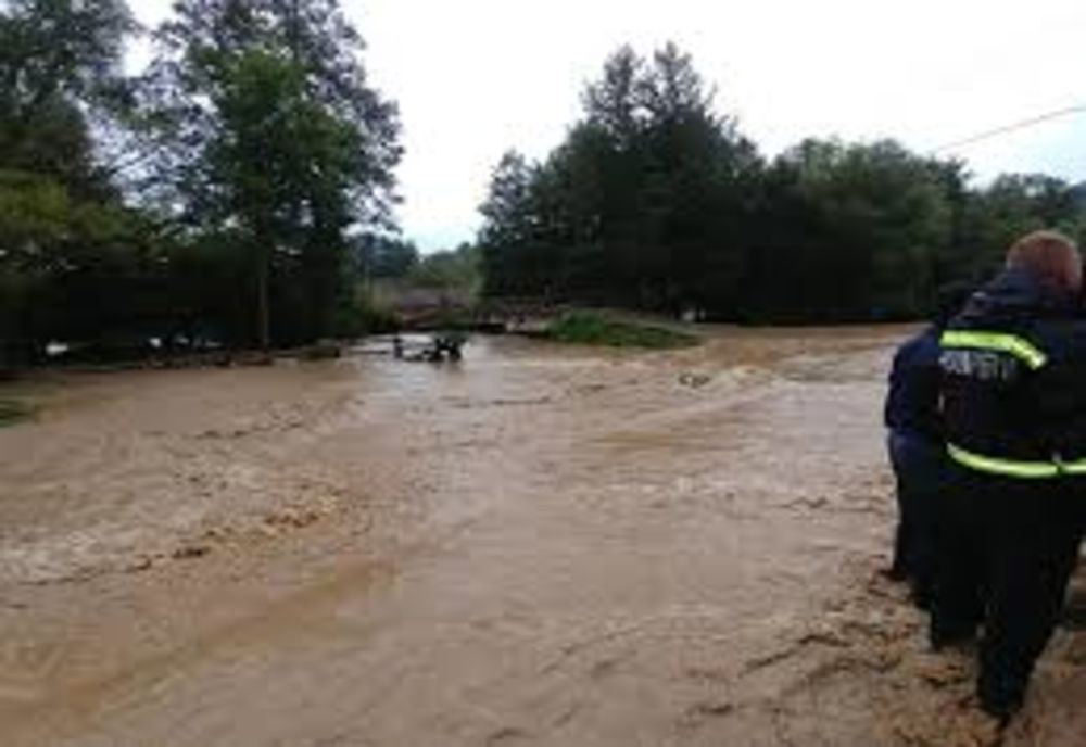 Cod roșu de viituri și posibile depășiri ale cotelor de pericol pe râurile din județele Neamț și Hunedoara