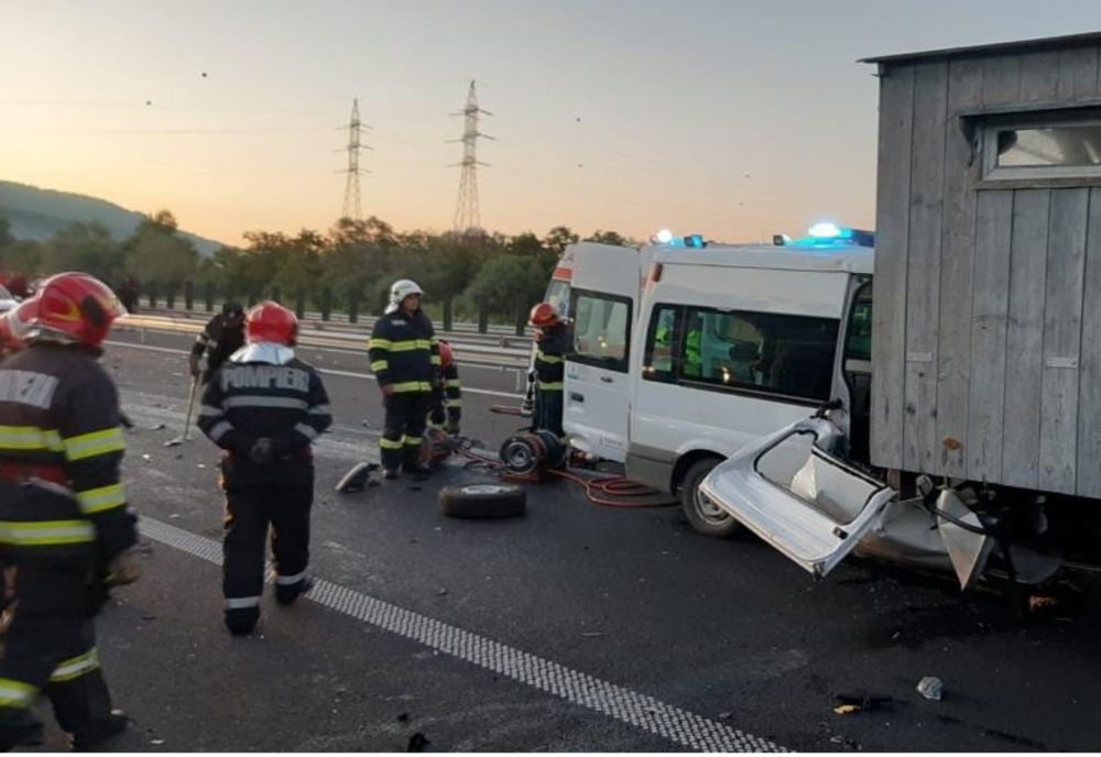 Accident mortal pe autostradă. O mașină a intrat sub remorca unui tractor
