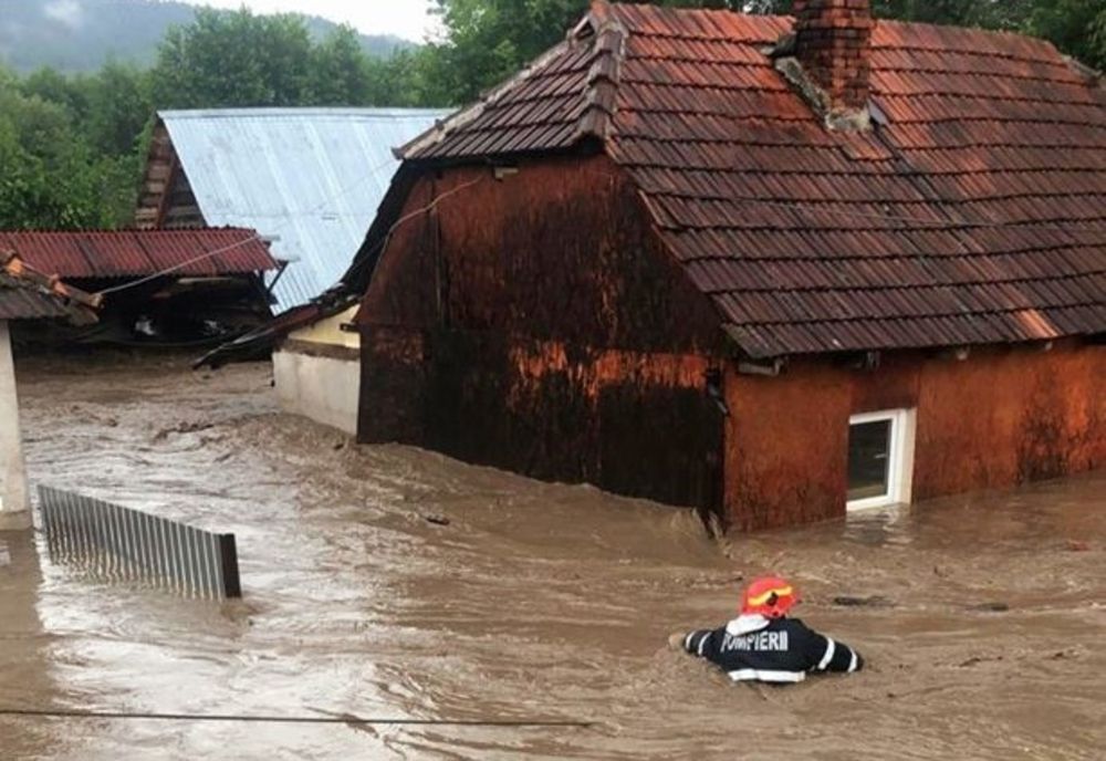 Prăpăd în urma puhoaielor, în județul Hunedoara. Polmierii au intervenit de urgență