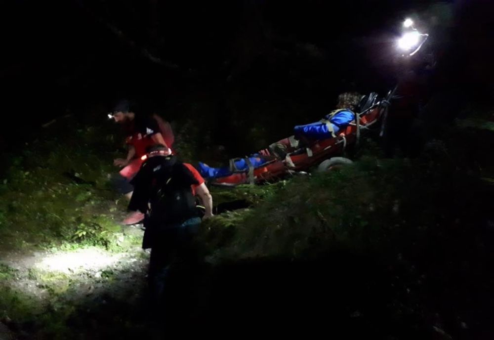 Salvați de salvamontiști: o tânără rănită și un grup de turiști rătăciți