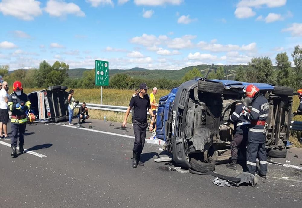Accident mortal pe autostradă, microbuz răsturnat