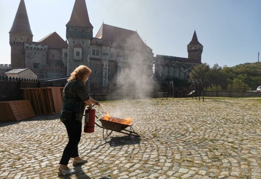 Flăcări la castel. Cum s-au descurcat cei care lucrează acolo