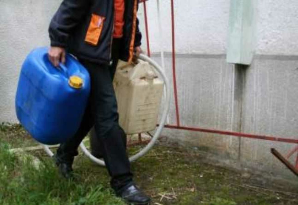 Mamă și fiu, acuzați de distrugere și violare de domiciliu, după ce au aruncat cu motorină prin casa unei tinere