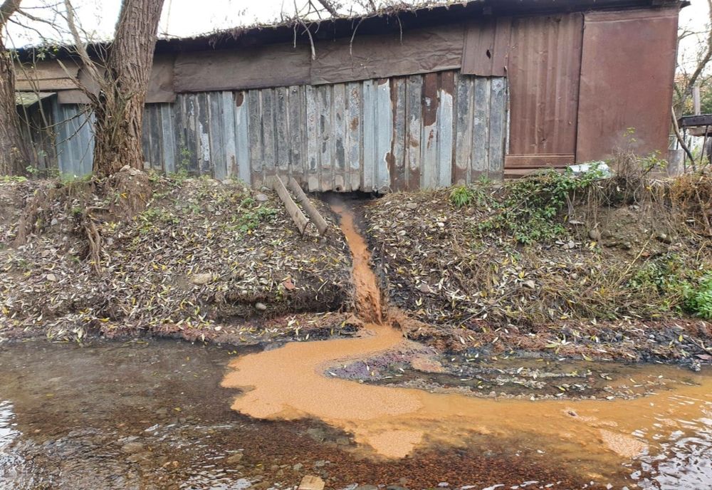 Amendă pentru că a poluat apa în timp ce făcea rachiu