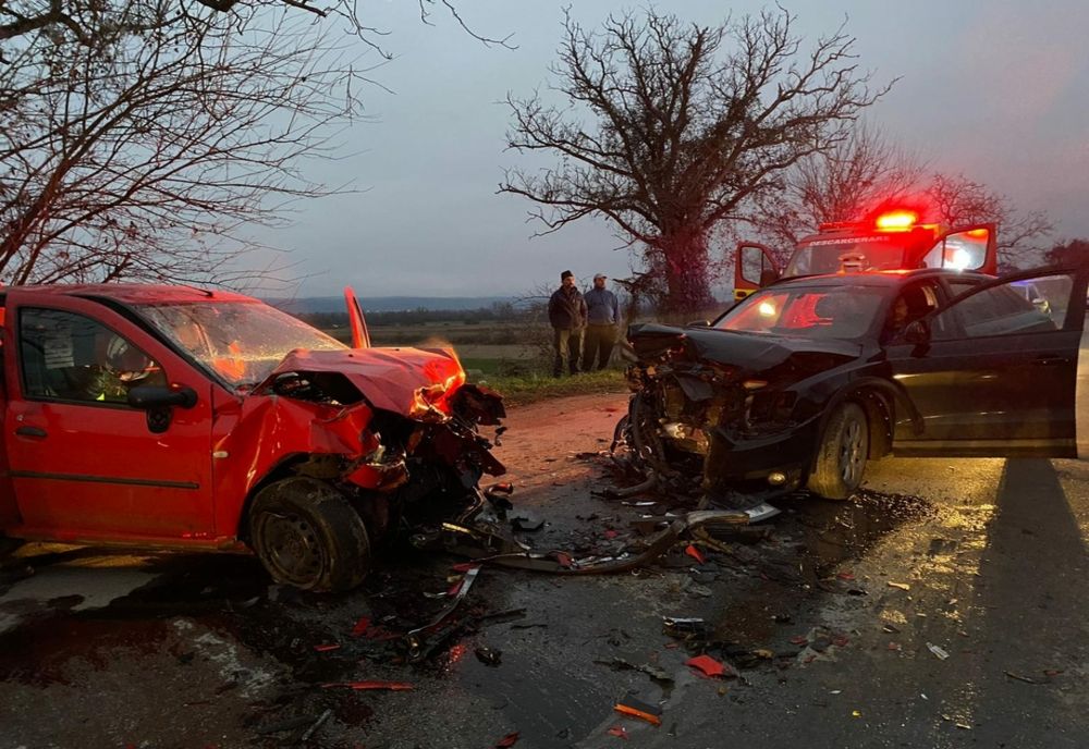 Accident cu trei victime pe un drum din județul Hunedoara, după ce un șofer a intrat pe contrasens