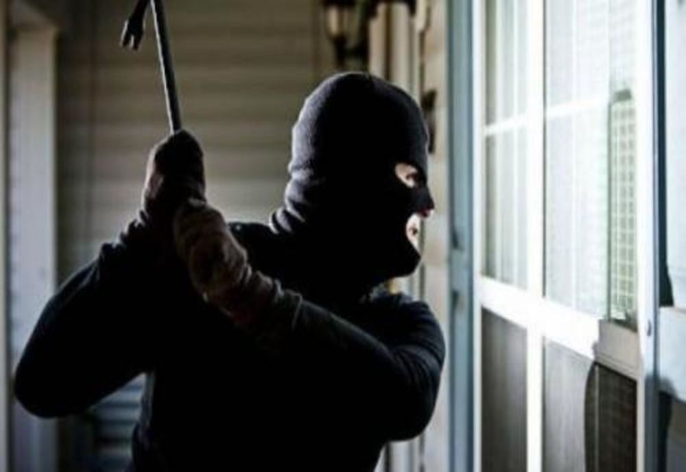 Magazin din Cluj jefuit de un tâlhar mascat şi înarmat cu un cuţit