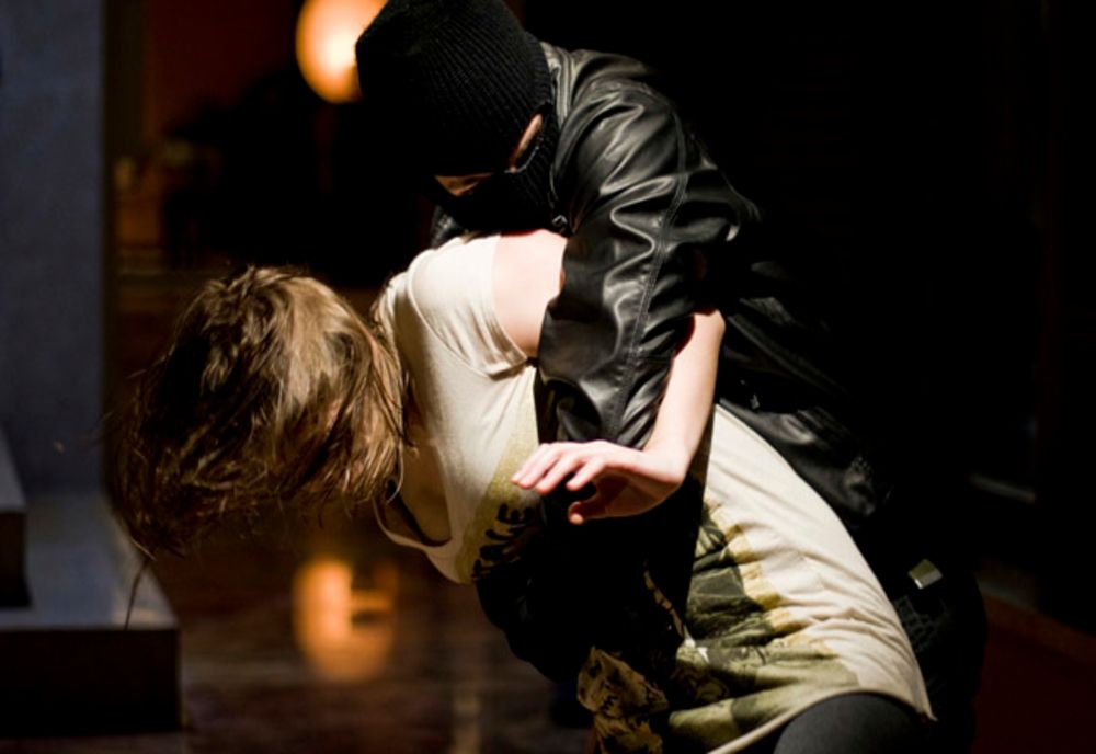 Un tânăr care a agresat o fată, prins cu ajutorul camerelor de supraveghere