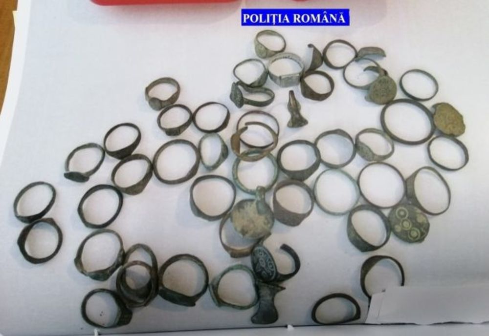 Comori furate din siteuri arheologice, găsite la percheziții
