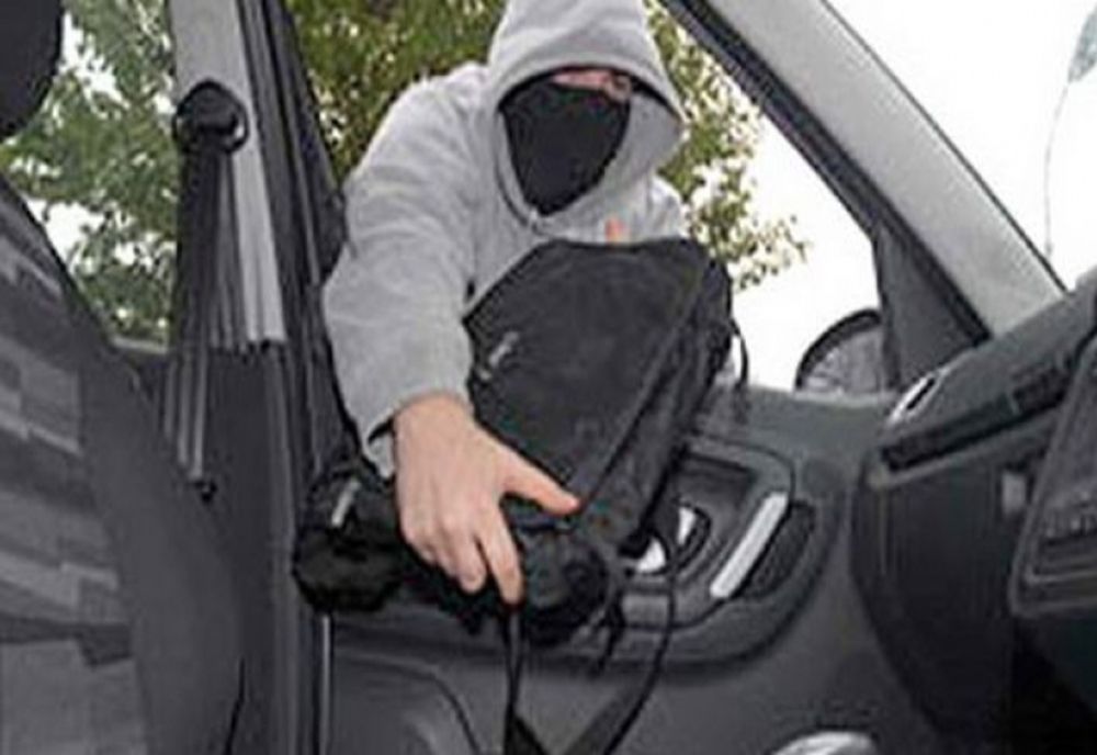 Prinși în flagrant în timp ce încercau să fure dintr-o mașină