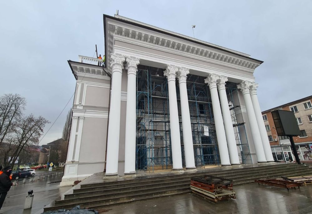 Lucrări în ritm alert la Casa de Cultură de la Hunedoara