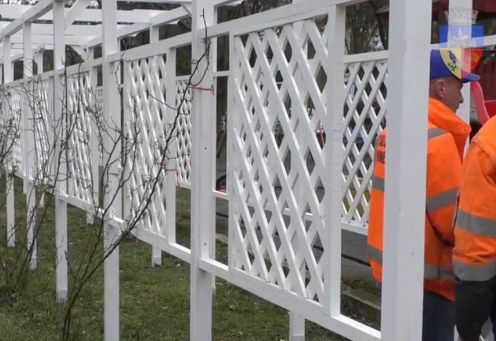 Îngrijirea zonelor verzi și pregătiri pentru vreme frumoasă, la Hunedoara