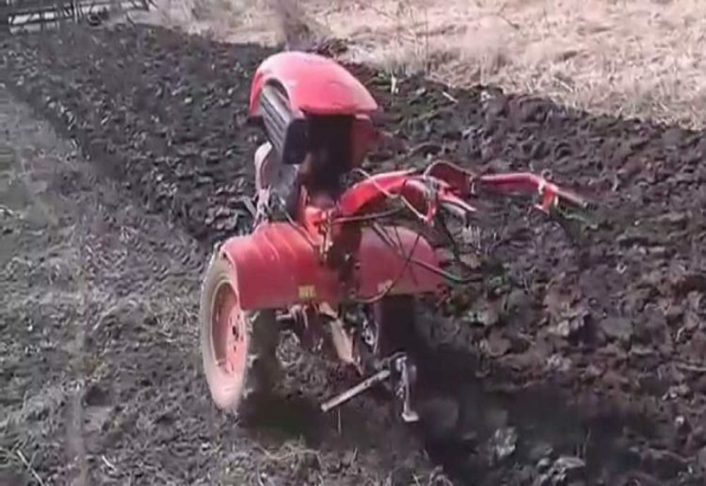 Accident terbil pe câmp: un bărbat a murit strivit de un motocultor