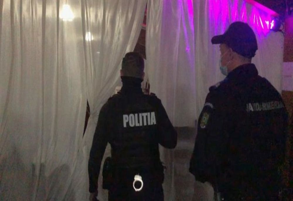 Eveniment privat cu peste 100 de participanţi, întrerupt de poliţişti
