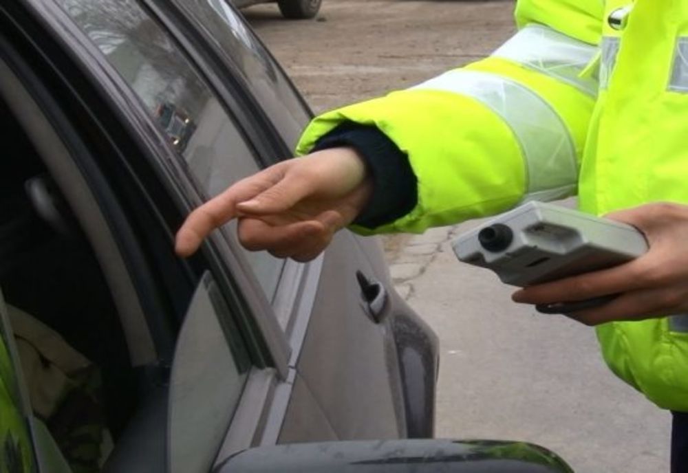 Băut la volan, fără permis, s-a aventurat în trafic