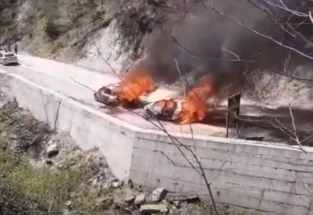 Două autoturisme au ars în parcarea sitului arheologic Sarmizegetusa Regia