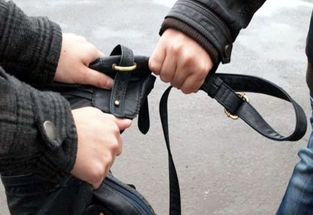 A luat la bătaie o femeie, la Deva, și i-a furat poșeta