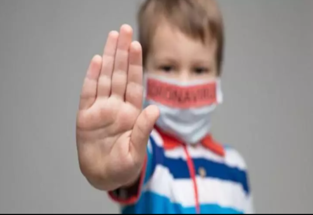 Condiția în funcție de care unitățile de învățământ pot lua decizia renunțării la masca de protecție în curtea școlii