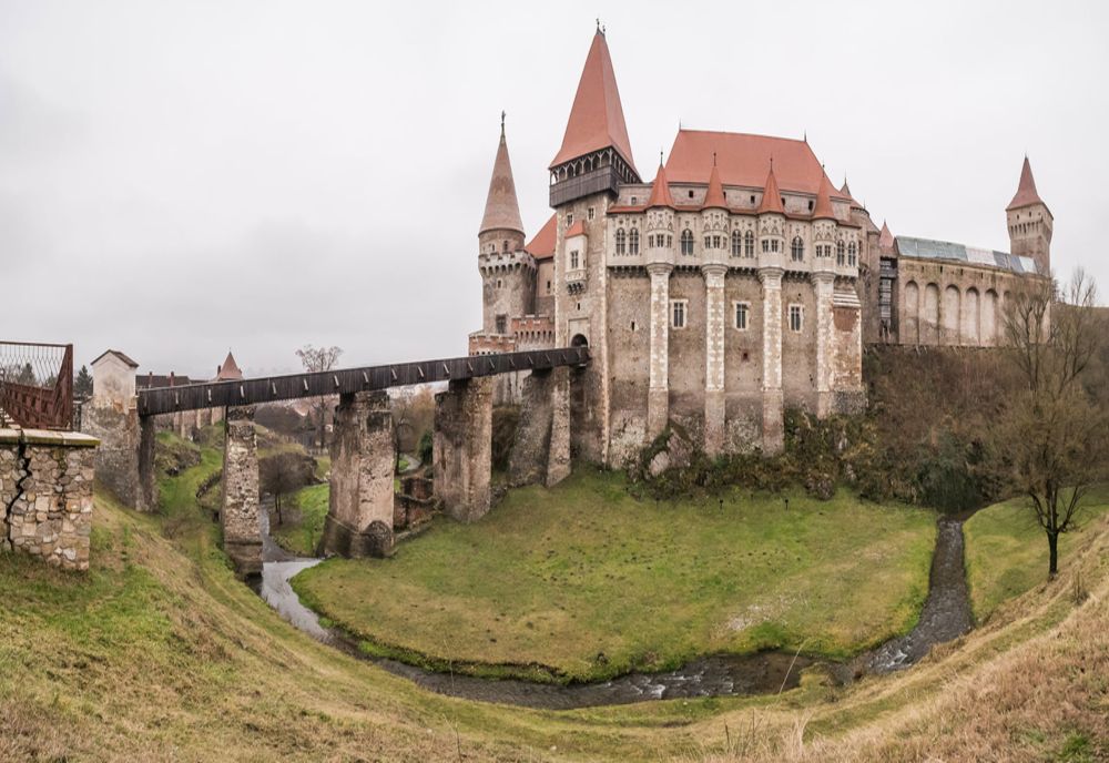 Castelul Corvinilor şi cetatea Sarmizegetusa Regia au trecut la programul la vară