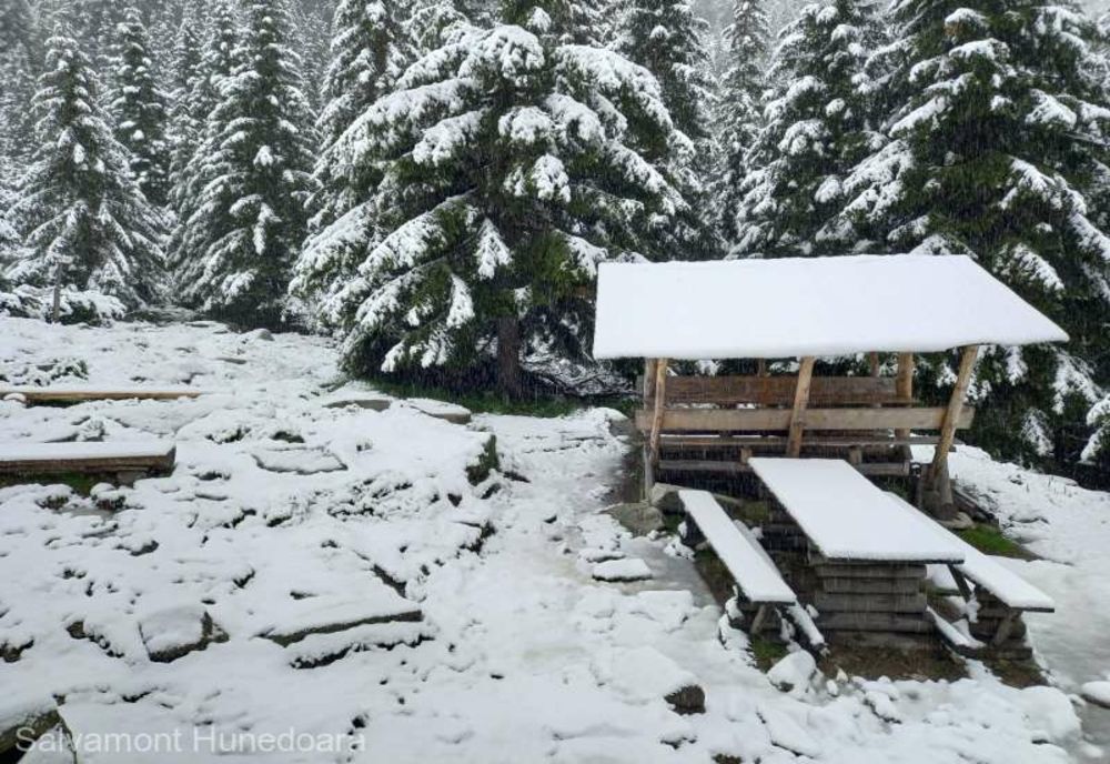 Zăpadă de 5-10 centimetri în Parâng şi Retezat; salvamontiştii recomandă prudenţă