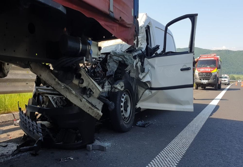 Accident pe autostradă: o autoutilitară a intrat sub un TIR