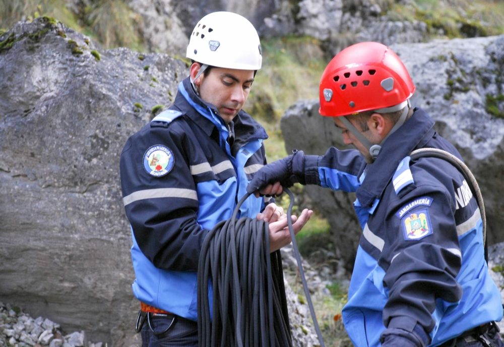 Turisti salvați de jandarmii montani