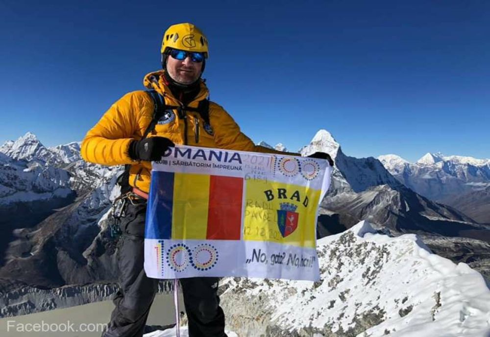 Un poliţist din Brad a cucerit vârful Island Peak, din Munţii Himalaya