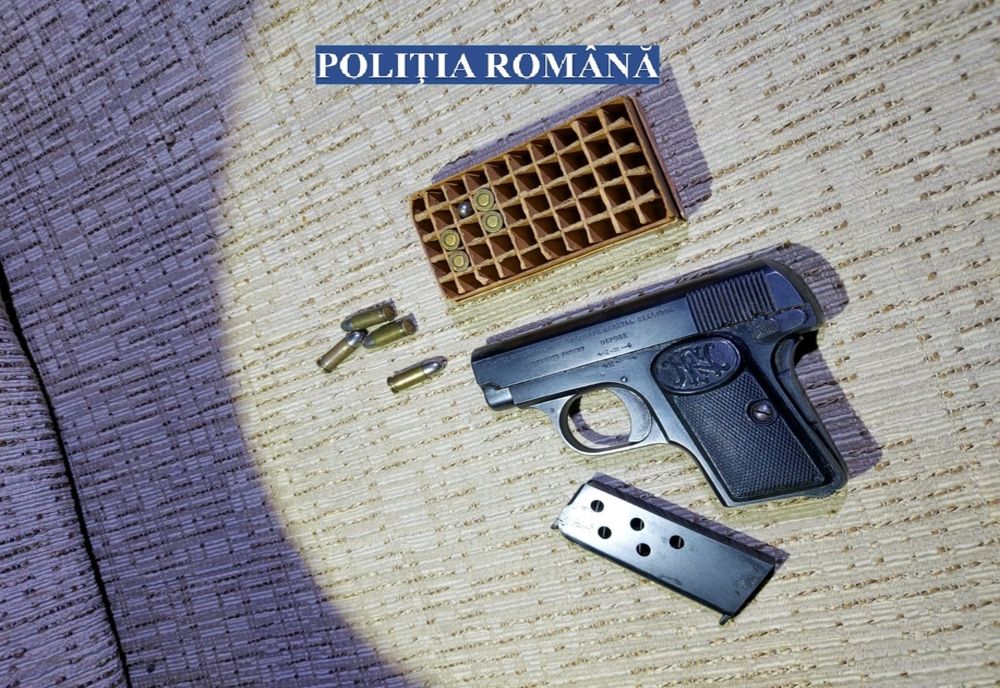 Bărbat reținut pentru nerespectarea regimului armelor și munițiilor și contrabandă: Ce au descoperit oamenii legii la percheziții