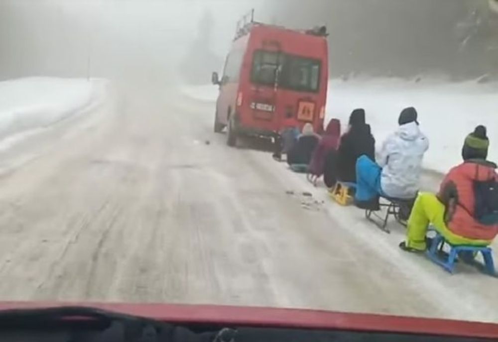 Un microbuz înmatriculat în Hunedoara, filmat în timp ce trăgea șase sănii cu copii și adolescenți aproape de Semenic