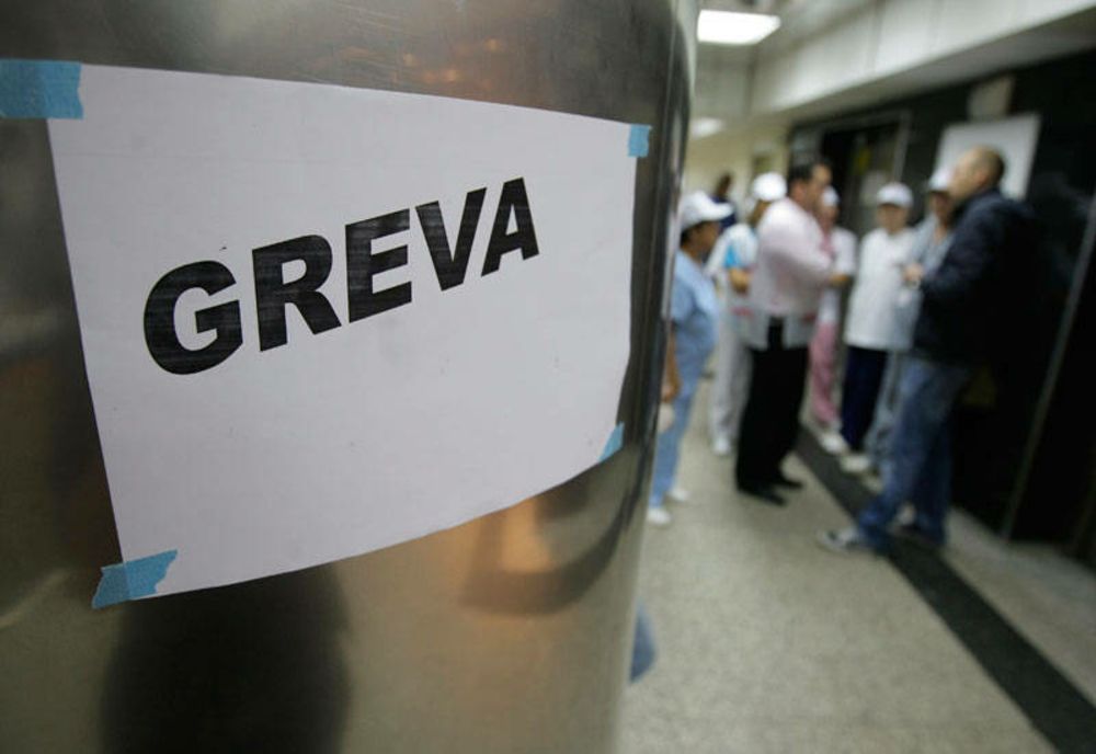 Prefecturile din toată țara intră în grevă