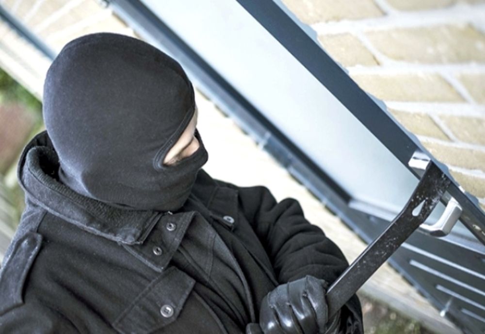 Deva: Surprinşi de poliţişti în flagrant, la scurt timp după ce au comis mai multe furturi