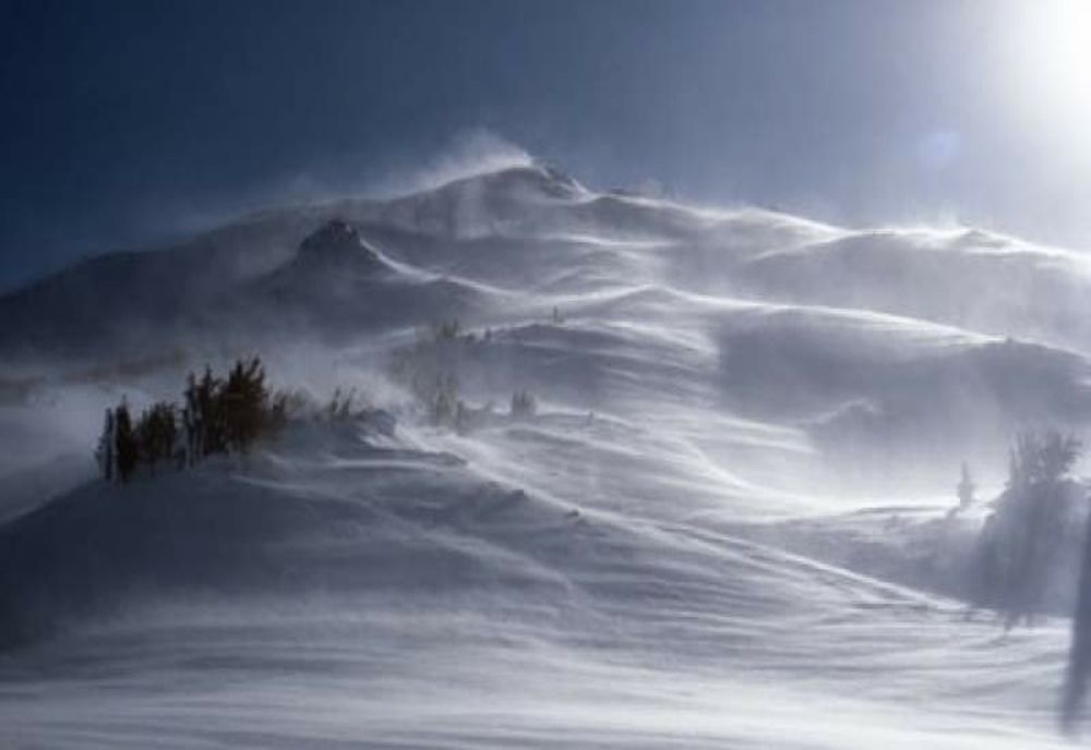 Cod roşu de vânt în zona montană din judeţele Caraş-Severin şi Hunedoara, unde rafalele vor depăşi 160 km/h